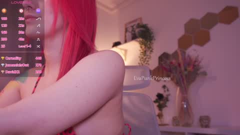 Snapshot of evapunkprincess chatting on 01/14/25, 10:48 Eva online show from 01/14/25, 10:48
