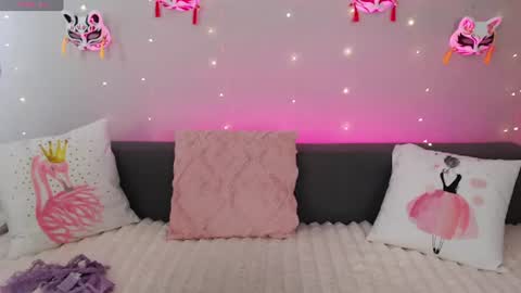 Snapshot of evarey_ chatting on 06/11/26, 04:54 Adelina online show from 06/11/26, 04:54