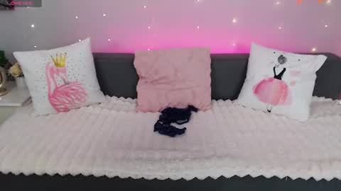 Snapshot of evarey_ chatting on 06/15/26, 04:47 Adelina online show from 06/15/26, 04:47