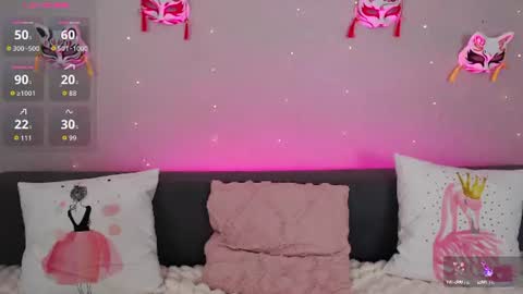 Snapshot of evarey_ chatting on 06/21/26, 04:26 Adelina online show from 06/21/26, 04:26