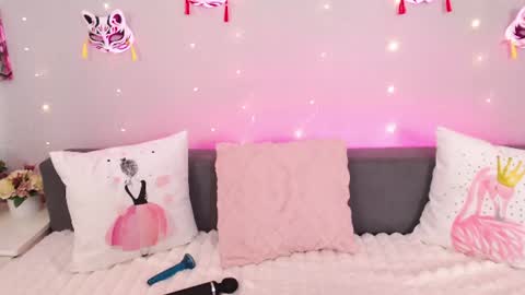 Snapshot of evarey_ chatting on 07/02/26, 03:45 Adelina online show from 07/02/26, 03:45