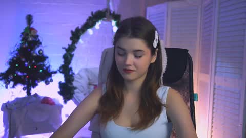 Snapshot of evathopson chatting on 12/25/24, 08:18 Eva  next stream -  - 1600 UTC2000  online show from 12/25/24, 08:18