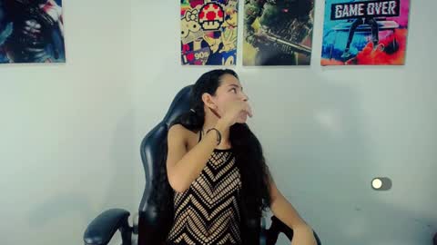 Snapshot of evelin_shy chatting on 12/15/24, 02:08 Evelin online show from 12/15/24, 02:08