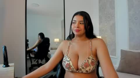 E V E L I N online show from 04/01/26, 01:52