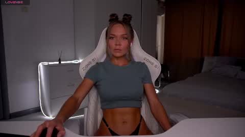 Snapshot of evelina_fox chatting on 06/18/26, 09:36 Evelina online show from 06/18/26, 09:36
