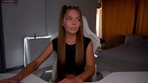 Snapshot of evelina_fox chatting on 07/25/26, 12:25 Evelina online show from 07/25/26, 12:25