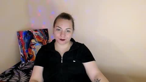 Snapshot of evelineli chatting on 09/19/25, 05:42 Lydia online show from 09/19/25, 05:42