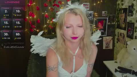 Snapshot of evelittlesinner chatting on 10/30/25, 11:49 Eve online show from 10/30/25, 11:49