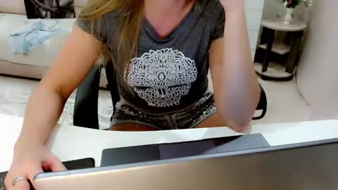 evelove online show from 10/11/25, 05:11