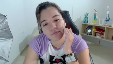 Snapshot of evelyn_2511 chatting on 12/14/24, 01:05 Evelyn online show from 12/14/24, 01:05