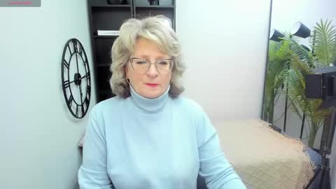 Evelyn online show from 05/04/26, 05:14