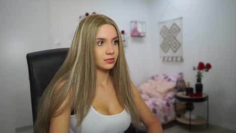evelyncage_ online show from 10/12/25, 05:34
