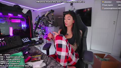 Snapshot of evelyne92 chatting on 12/27/24, 10:34 Evelyne online show from 12/27/24, 10:34