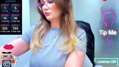 Snapshot of evelyne_rose chatting on 05/31/26, 05:15 evelyne_rose online show from 05/31/26, 05:15
