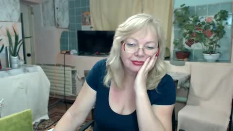 Snapshot of evelynloveshy chatting on 01/11/25, 08:21 BarbaraBlondy online show from 01/11/25, 08:21