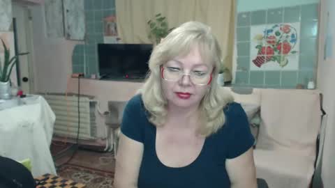 Snapshot of evelynloveshy chatting on 01/12/25, 08:03 BarbaraBlondy online show from 01/12/25, 08:03