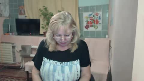 Snapshot of evelynloveshy chatting on 01/17/25, 07:38 BarbaraBlondy online show from 01/17/25, 07:38