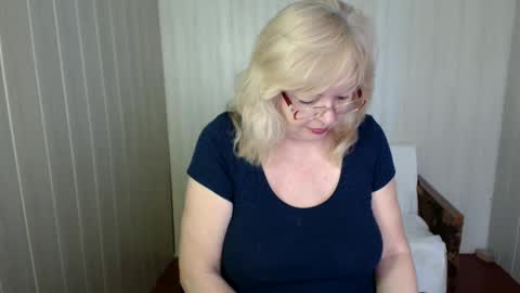 Snapshot of evelynloveshy chatting on 01/25/25, 08:10 BarbaraBlondy online show from 01/25/25, 08:10
