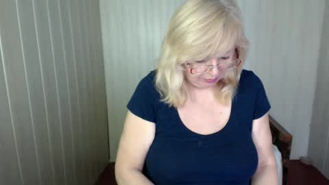 Snapshot of evelynloveshy chatting on 01/25/25, 11:13 BarbaraBlondy online show from 01/25/25, 11:13