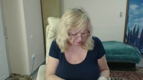 Snapshot of evelynloveshy chatting on 02/02/25, 02:27 BarbaraBlondy online show from 02/02/25, 02:27