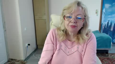 Snapshot of evelynloveshy chatting on 02/03/25, 11:42 BarbaraBlondy online show from 02/03/25, 11:42