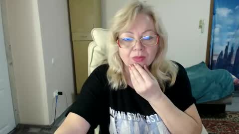 Snapshot of evelynloveshy chatting on 02/03/25, 07:52 BarbaraBlondy online show from 02/03/25, 07:52