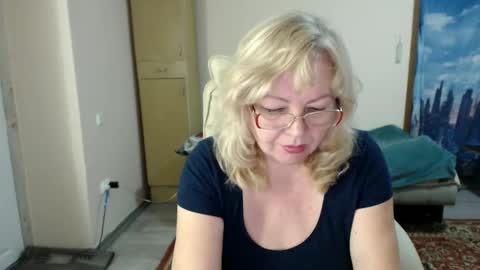 Snapshot of evelynloveshy chatting on 02/04/25, 10:02 BarbaraBlondy online show from 02/04/25, 10:02