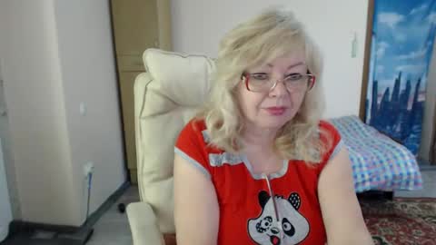 Snapshot of evelynloveshy chatting on 02/08/25, 09:46 BarbaraBlondy online show from 02/08/25, 09:46