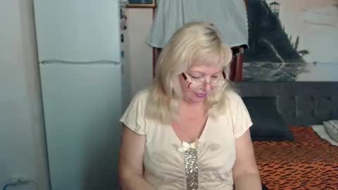 Snapshot of evelynloveshy chatting on 10/09/25, 09:57 BarbaraBlondy online show from 10/09/25, 09:57