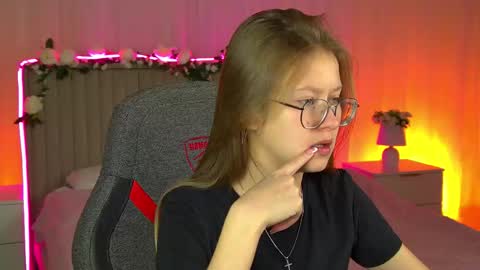 Snapshot of evemundie chatting on 10/15/25, 11:10 Eve online show from 10/15/25, 11:10