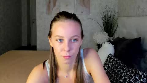 Evi online show from 12/04/25, 08:23