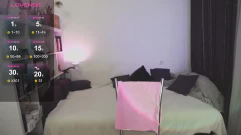 Snapshot of eviecuster chatting on 09/22/25, 08:33 Im gonna be on in 2 hours online show from 09/22/25, 08:33