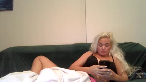 Snapshot of evillers1 chatting on 12/19/24, 04:13 Badblondebunny online show from 12/19/24, 04:13