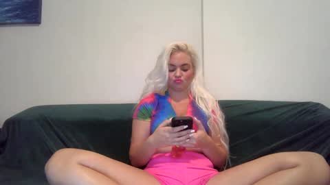 Snapshot of evillers1 chatting on 12/19/24, 10:53 Badblondebunny online show from 12/19/24, 10:53