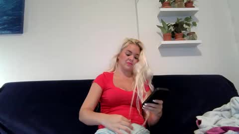 Snapshot of evillers1 chatting on 12/31/24, 12:32 Badblondebunny online show from 12/31/24, 12:32