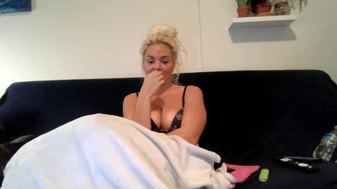 Snapshot of evillers1 chatting on 01/05/25, 03:53 Badblondebunny online show from 01/05/25, 03:53