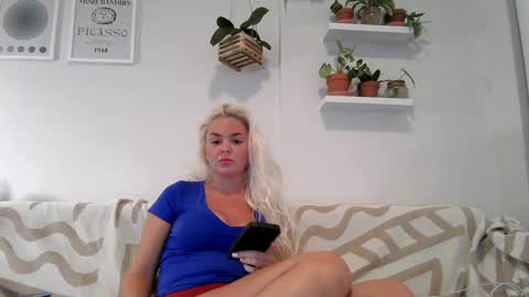 Snapshot of evillers1 chatting on 02/16/25, 02:09 Badblondebunny online show from 02/16/25, 02:09
