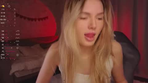 Snapshot of evilyn_next_door chatting on 11/16/25, 11:16 Evelyn online show from 11/16/25, 11:16