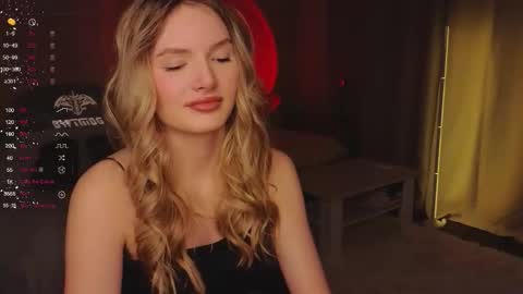 Snapshot of evilyn_next_door chatting on 11/21/25, 12:37 Evelyn online show from 11/21/25, 12:37