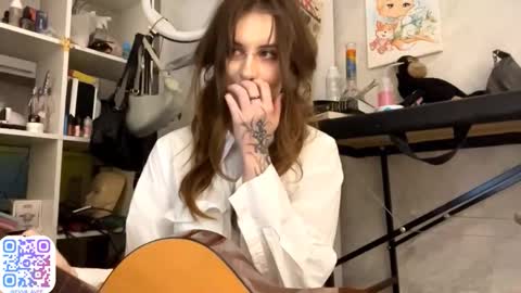 evva_avve_ online show from 11/19/25, 10:10