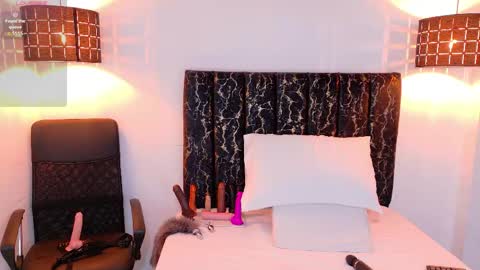 evvaa_moon online show from 04/11/26, 12:53