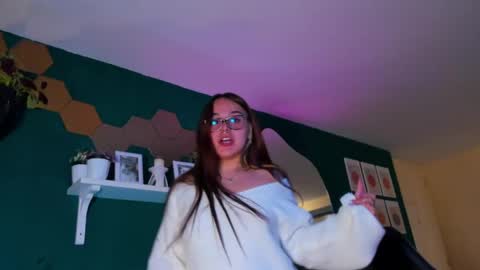 Snapshot of evy_orange1 chatting on 04/24/26, 12:24 EVY online show from 04/24/26, 12:24