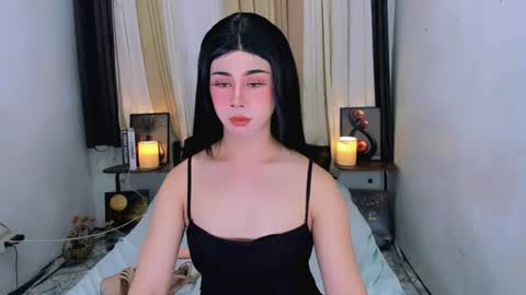 Snapshot of expensive_elise chatting on 06/19/26, 04:33 expensive_elise online show from 06/19/26, 04:33