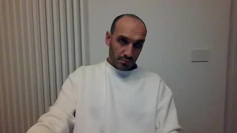 Snapshot of extr0 chatting on 11/08/25, 10:52 Extro online show from 11/08/25, 10:52