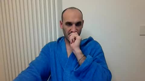 Snapshot of extr0 chatting on 11/28/25, 10:45 Extro online show from 11/28/25, 10:45