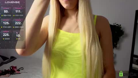 Snapshot of extra_natural chatting on 10/29/25, 11:45 M4ry online show from 10/29/25, 11:45