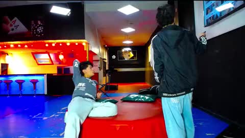 extrangers online show from 10/19/25, 12:06