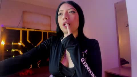 Snapshot of ey_im_simone_ chatting on 07/03/26, 12:11 online show from 07/03/26, 12:11