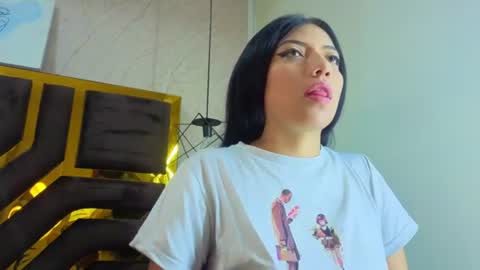 Snapshot of ey_im_simone_ chatting on 07/20/26, 07:27 online show from 07/20/26, 07:27