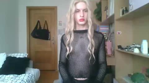 Snapshot of ezrafindom chatting on 02/24/26, 08:45 Ranya online show from 02/24/26, 08:45